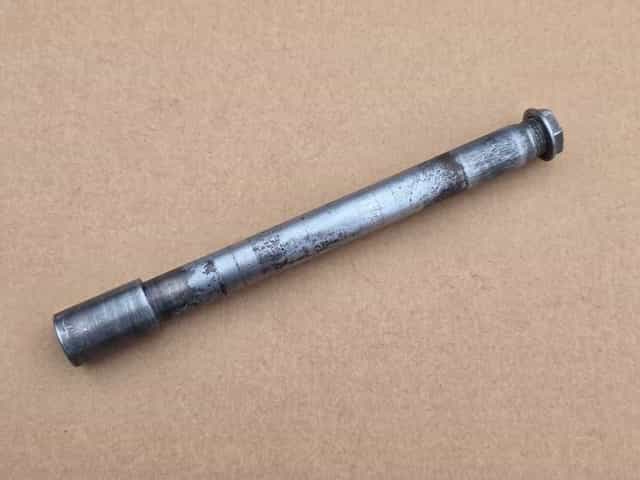 Oś ośka przód przedniego koła Suzuki RM 125 / 250 r. 01-08 / 20mm