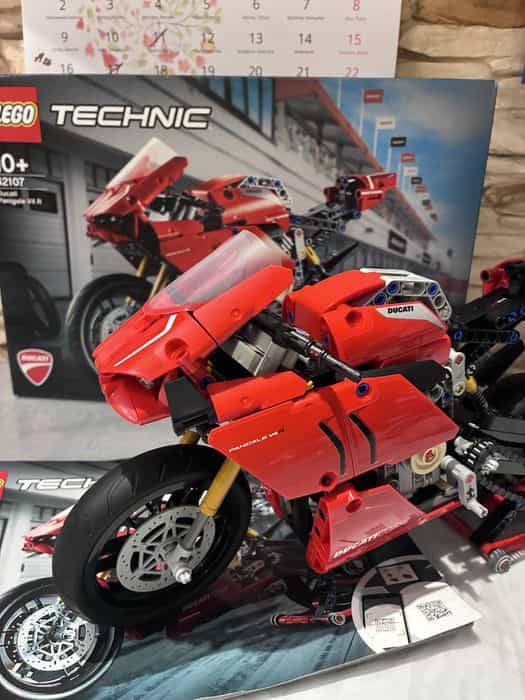 LEGO Technic klocki Ducati Panigale V4 R 42107