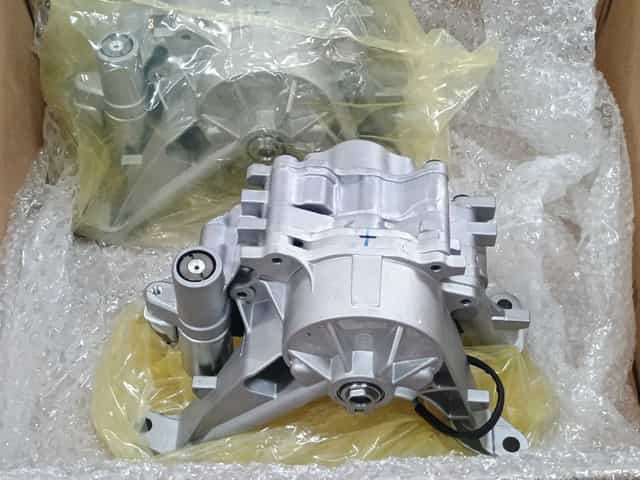 Pompa oleju Jaguar XE , Land Rover  2.0 D,  204DTD , 204DTA , LR087668