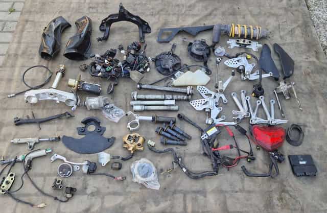 Suzuki GSXR 1000 K4 K5 pompa półka wlot wiązka oś lampa moduł zacisk