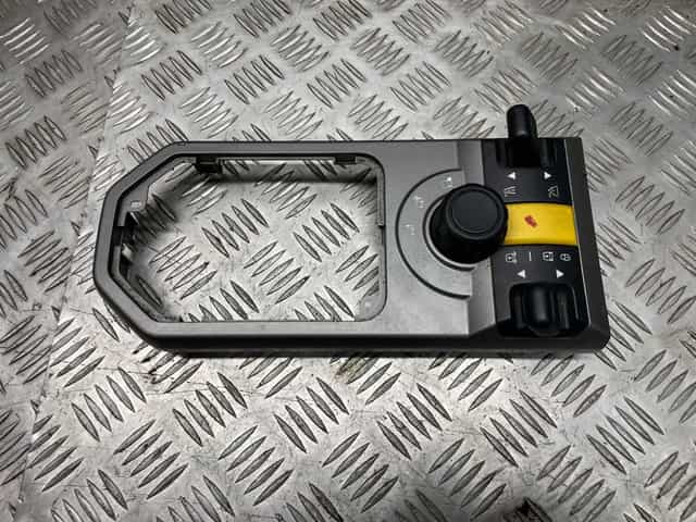 Przełącznik Zawieszenia Panel Land Rover Discovery III 2,7TDV6