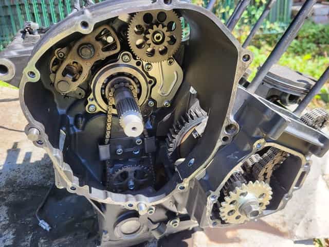 Części Yamaha R1 RN22 dół silnika Głowica