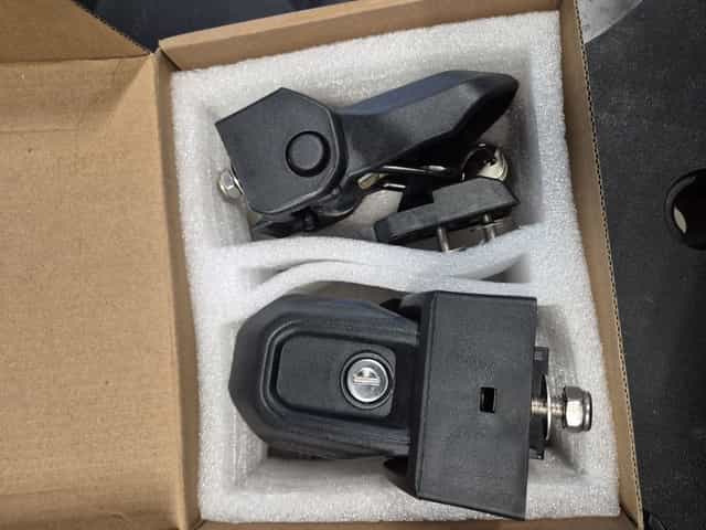 Zamki z kluczykiem do maski jeep wrangler jl