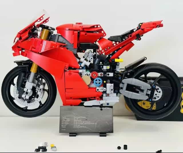 Klocki Lepin Ducati Panigale V4 kompatybilne z 42202