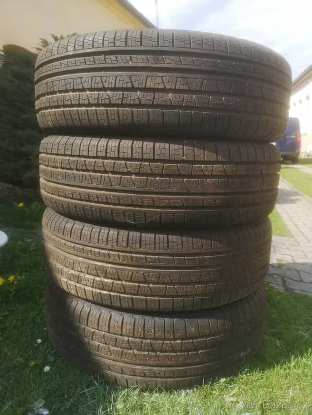 Range Rover Sport celoroční 235/65/19.