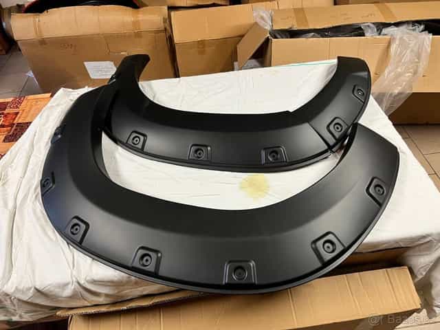 Lemy blatníků Toyota Hilux