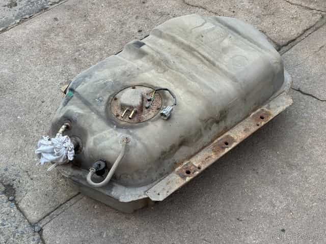 Palivová nádrž, tapecy, stahovačky Nissan Patrol Y61 / díly