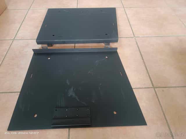 Kryty boxů zadních sedaček. Humvee Hummer H1