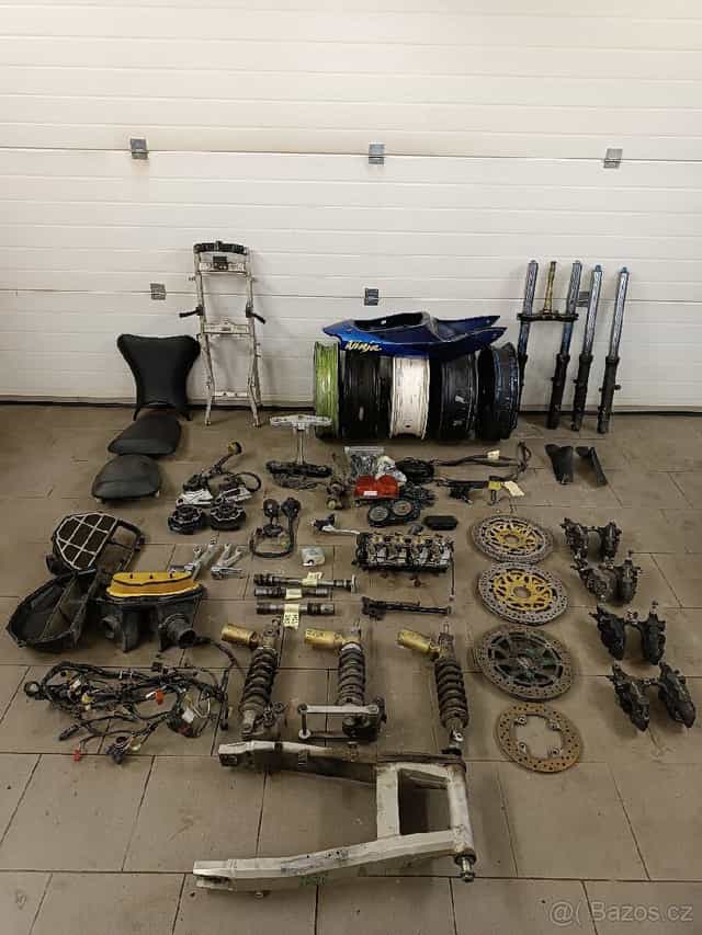 Kawasaki zx6r díly r.v 2001