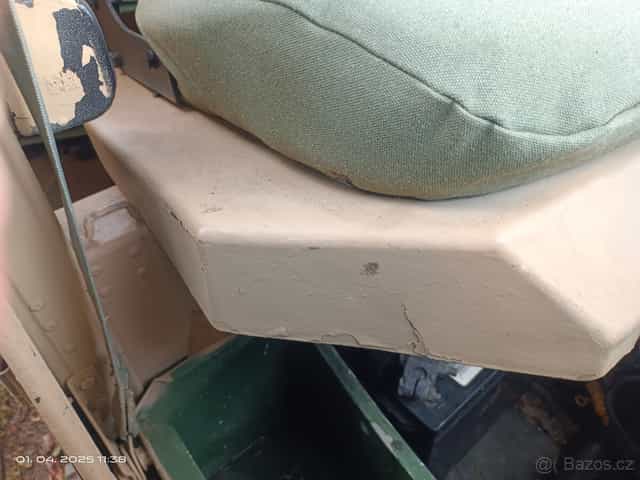 Sedačka a kryt batérií Humvee Hummer H1