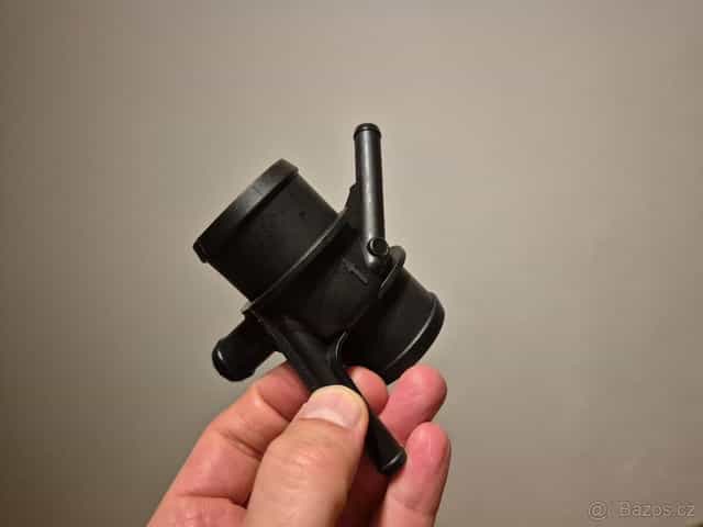 Range Rover / RRS 3.6 TDV8 plastová horní spojka hadic NOVÁ