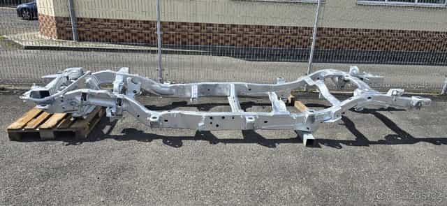 Hummer h2 ram z vozu v zárovém zinku