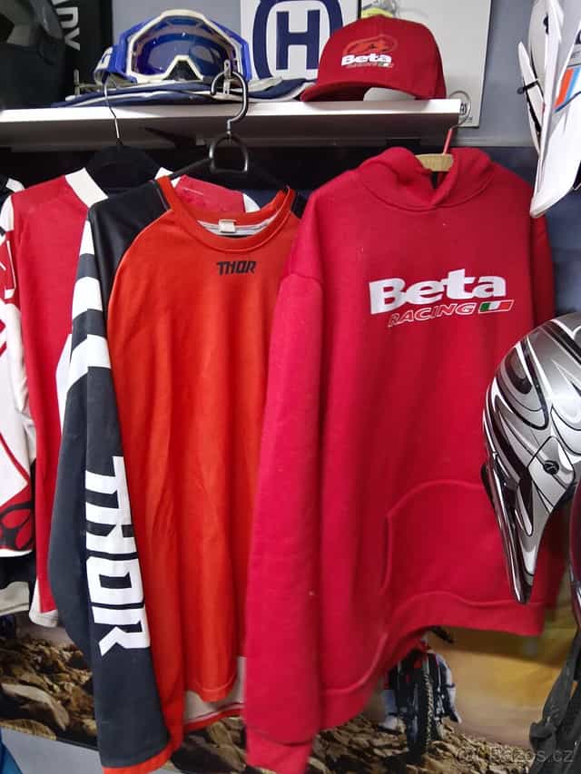 Inventura sklepa oblečení.