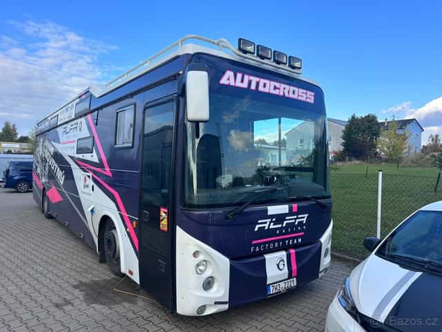 Obytný autobus IVECO Irisbus s prostorem pro závodní speciál