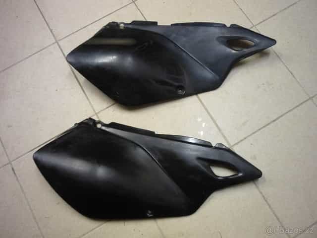 Suzuki DRZ 400 r.v.2006 podsedadlový plast