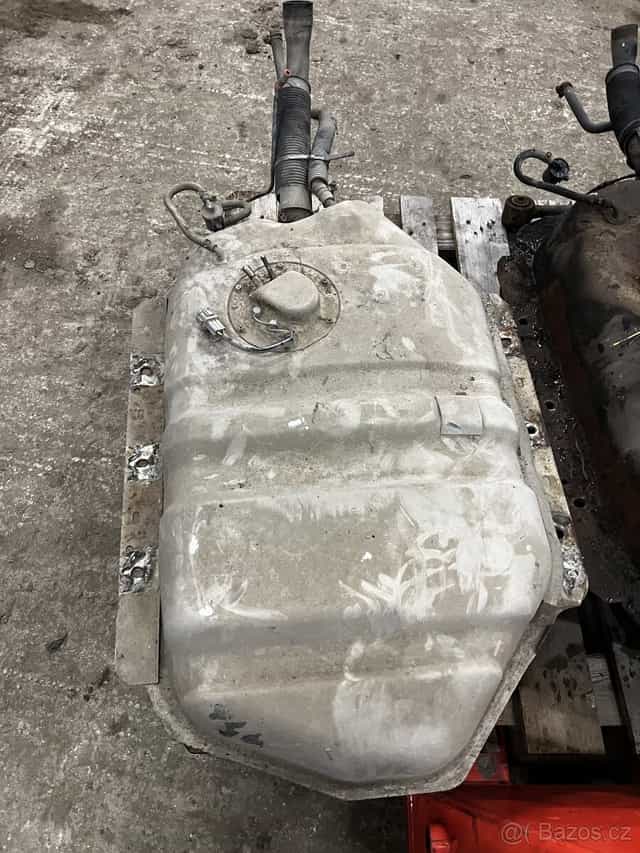 Nissan Patrol y61 palivová nádrž