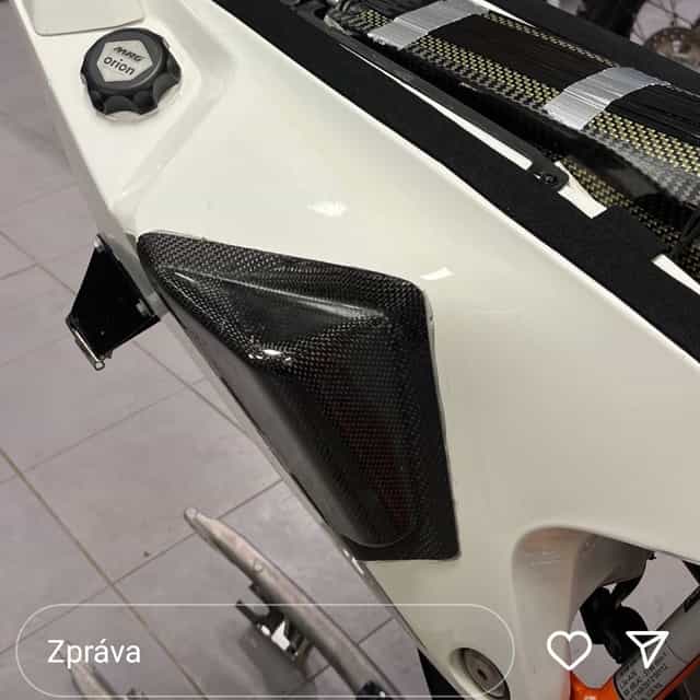 KTM Rally Replica - opěrky na nádrž