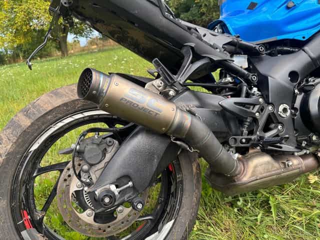 Ladeny vyfuk SC Project GP70-R s mezisvodem na Suzuki Gsx-S