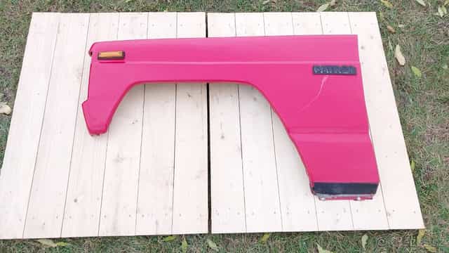 Nissan Patrol Španěl – Blatník levý přední červený