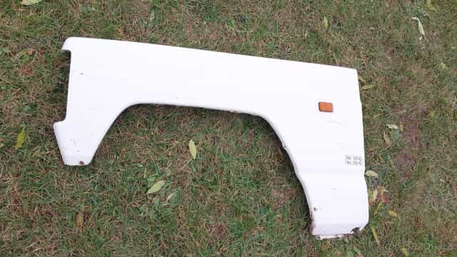 Nissan Patrol Španěl – Blatník levý přední bílý 1500kč