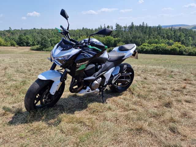 Kawasaki Z800E – 78 kW – bílá perleť + LeoVince – TOP stav