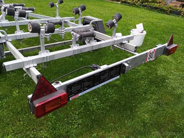 Bržděný krasný vlek pod loď