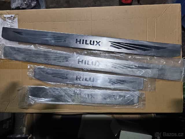 Hilux Vigo 2004 nerezové prahové lišty