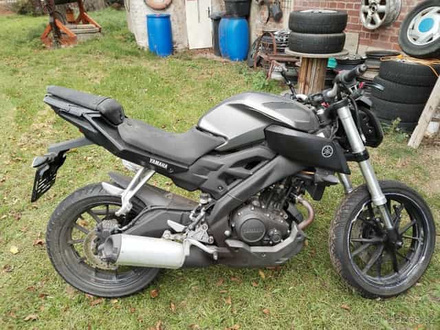 Yamaha MT 125 2015 – bouraná na předek, funkční motor