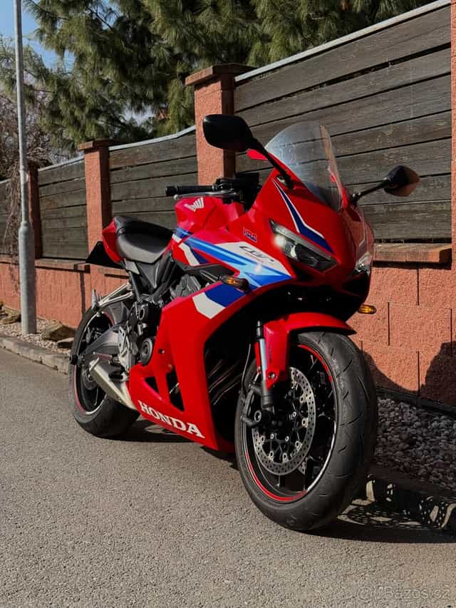 Honda CBR650R E-Clutch (2024) – 6 029 km – TOP stav, doplňky