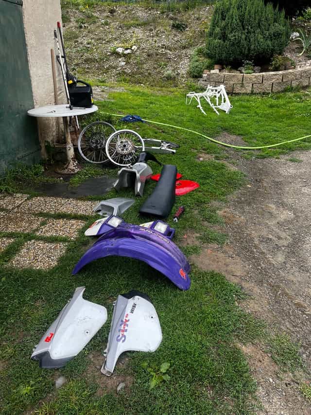 prodam nahradni dily na motorku aprilia rx 125 (1993)