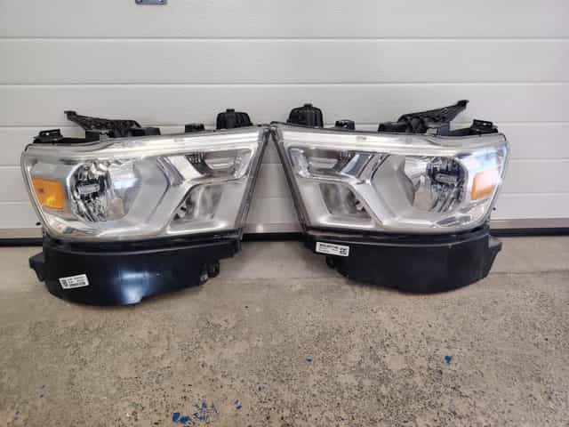 Přední světla Dodge Ram 1500 5.gen