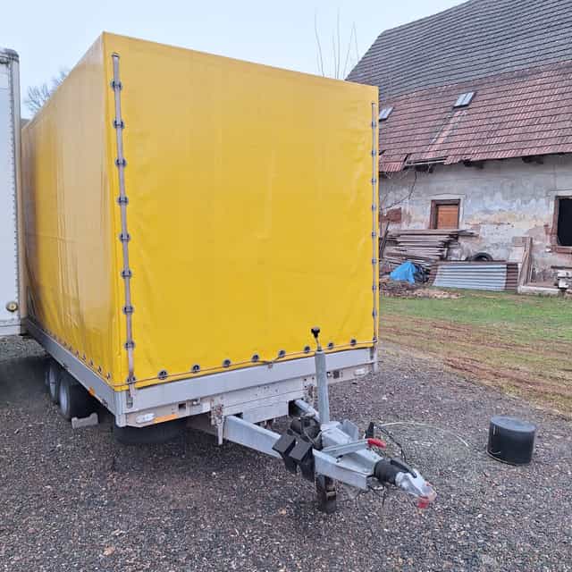 Přīvěs 2,7 t dvouosý sklopný s plachtou
