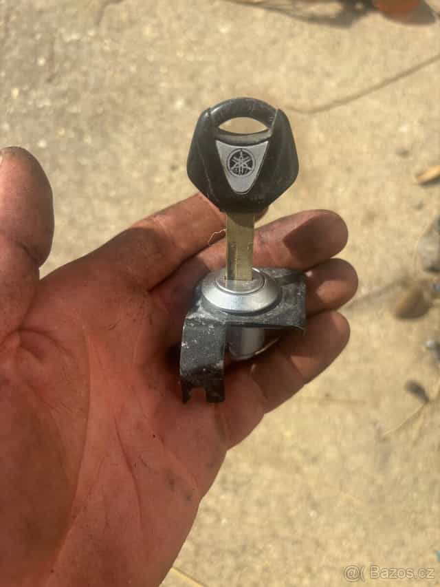 Zamek podsedadlovky a vicko nadrze na Yamaha R1 04-08