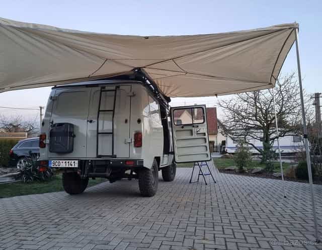 Vějířová markýza na offroad auto