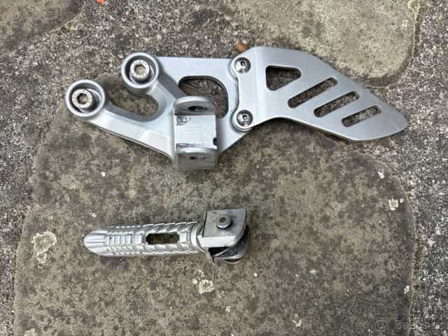 Levá přední stupačka, Suzuki Gsxr 600/750, k6,k7