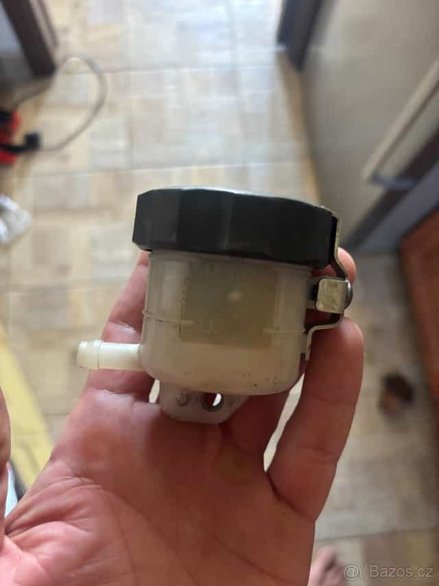 Nadobka brzdove kapaliny na Yamaha R1 98-03 Gsxr 00-03 Zx6R