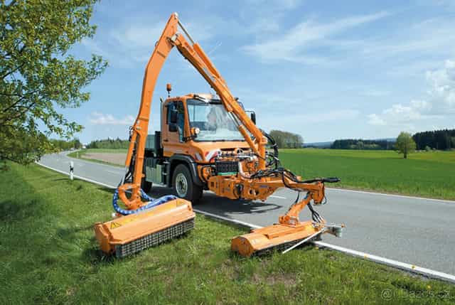 Příkopový mulčovač na Mercedes Unimog