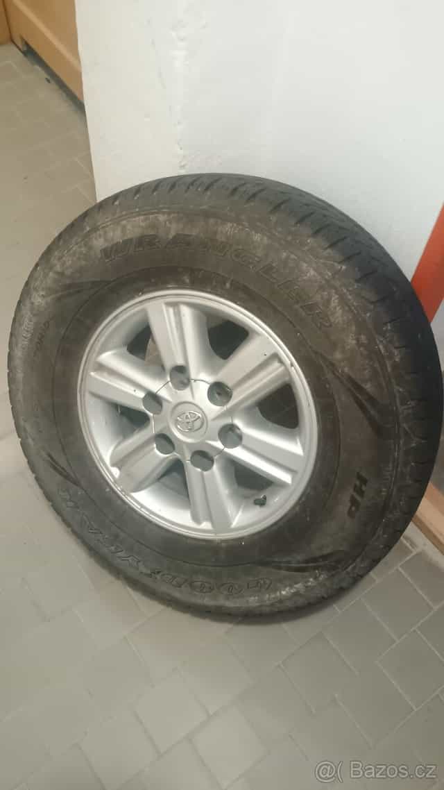 Kola Toyota Hilux 255/70R15