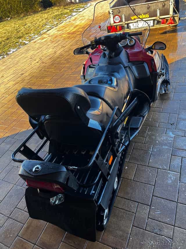 Pracovní sněžný skútr Ski-doo expedition V1300