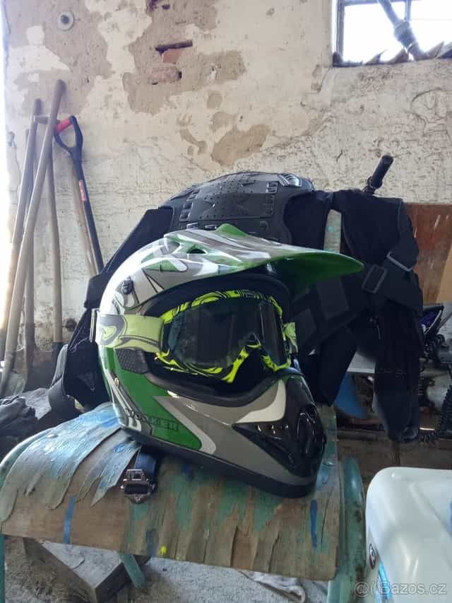 Kamarádova helma i chranicova vesta