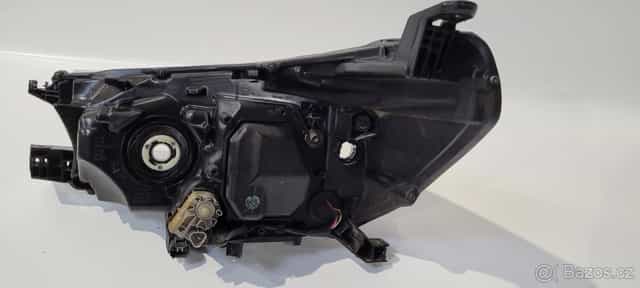 Hilux 2016 - levý a pravý světlomet led xenon