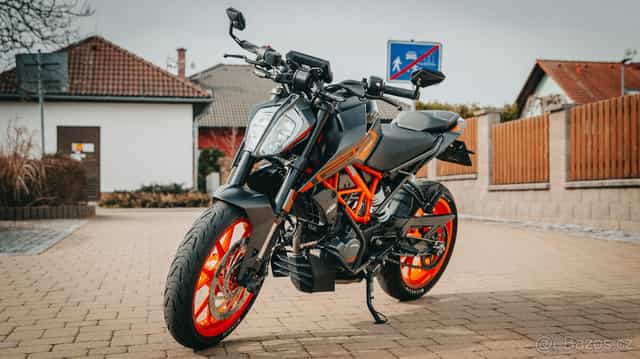KTM DUKE 125 BLACK 2022 / najeto: 5.900 km