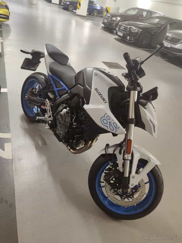 Prodej Suzuki GSX-8S (2024) – 2 350 km + štítek + nosič kufr