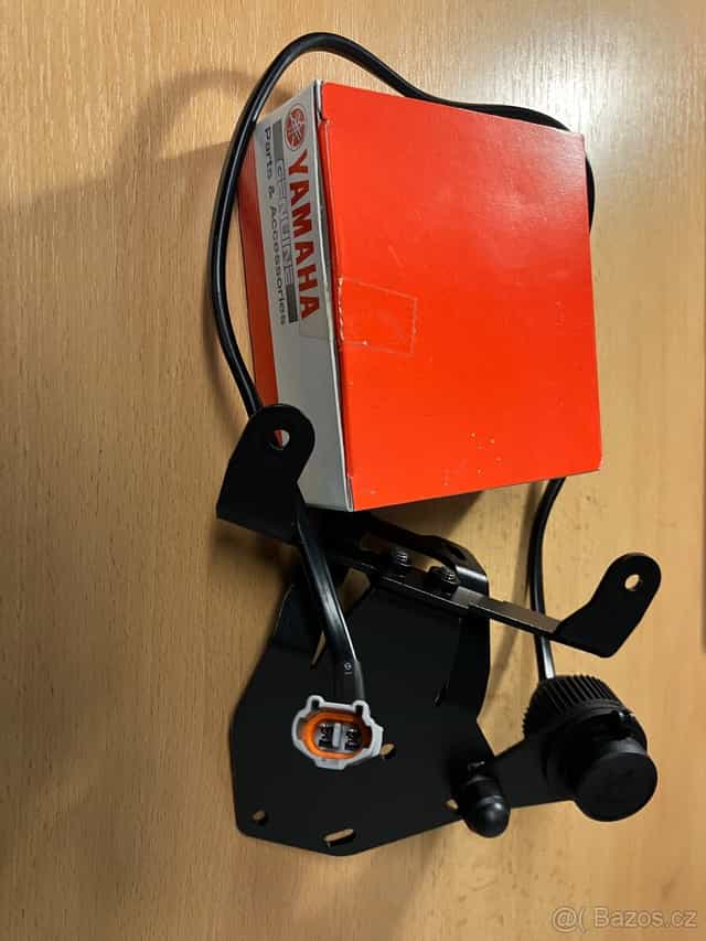 Originální držák gps navigace s 12V zás. na Yamahu mt07