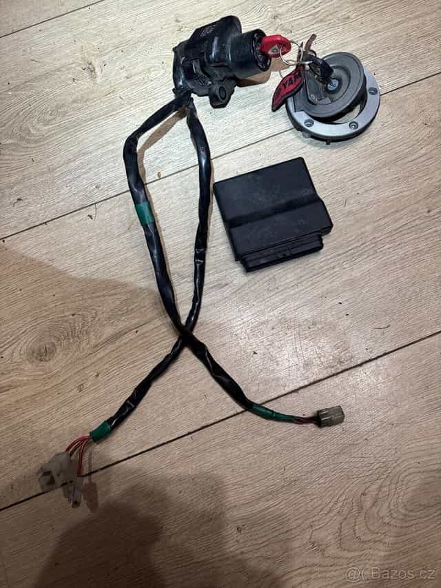 Spinaci skrinka a ridici jednotka na Yamaha R1 04-06 Rn12