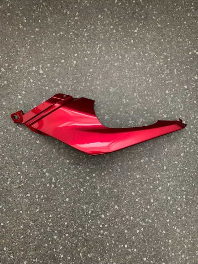 Podsedlový plast pravý Honda CB 125R 83531-K98-E00ZA