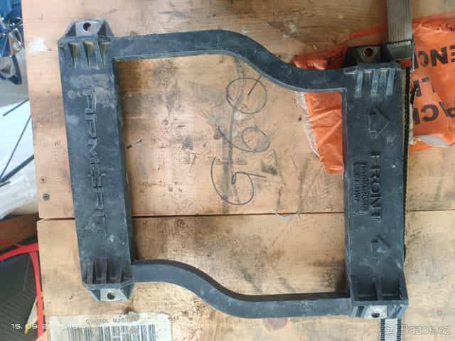 Držák batérií. Humvee Hummer H1