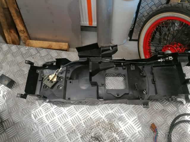 Yamaha R6 r.v.2000 plast na baterku nové