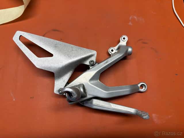 Ducati streetfighter v4 pravá konzole / stupačka