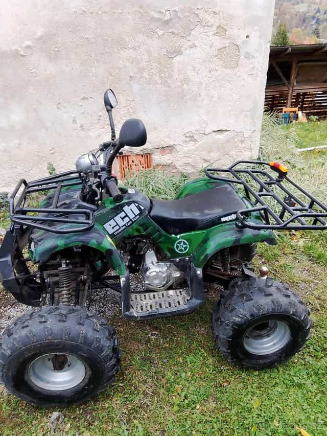 Terénní maskáčová čtyřkolka